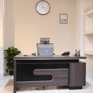 executive desk, office furniture, 1.6 meters, spacious work surface, professional workspace, durable construction, modern design, ergonomic, executive office, premium quality, contemporary style, efficient workspace, office decor, spacious desk, executive furniture